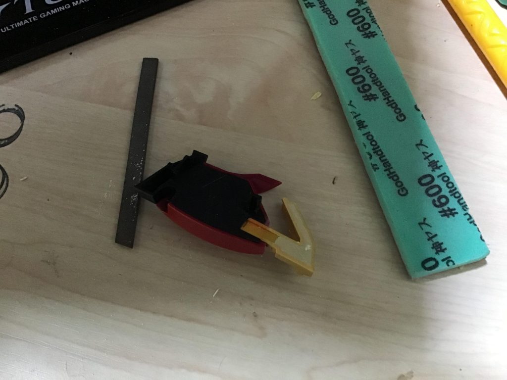 トリケロス改のシールド部分の裏は、一部場合によっては見える位置に肉抜きがあるので、パテで埋めてます。