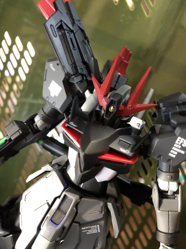 頭部には一撃離脱を目的としたハイメガキャノンを装備。