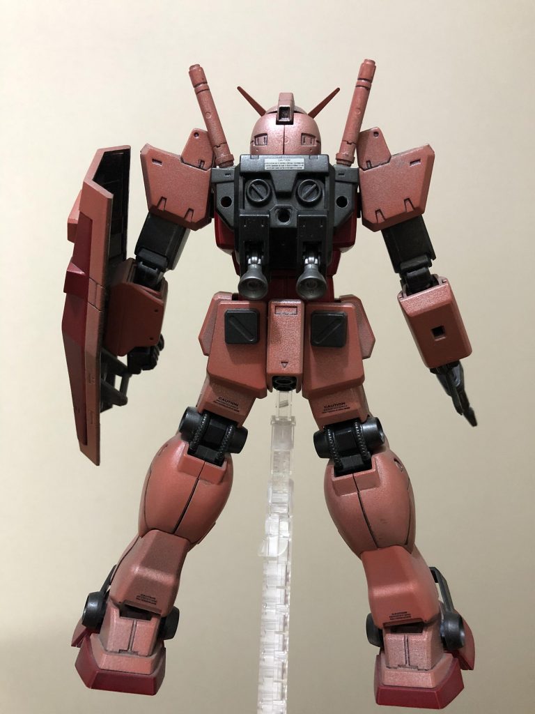 改修点としては首を確か1ミリ延長、シールド、フンドシの蓮舫の星マークを埋めて　ジムカスタムの肩の出っ張りを撤去しプラ板、パテ、市販のバーニアでディテールアップ、ヒザの凹みをプラ板とパテで穴埋めし、スネ付近のダクトの形状も変えてあります。左腕のみシールド取り付け用にポリキャップを仕込んであります。