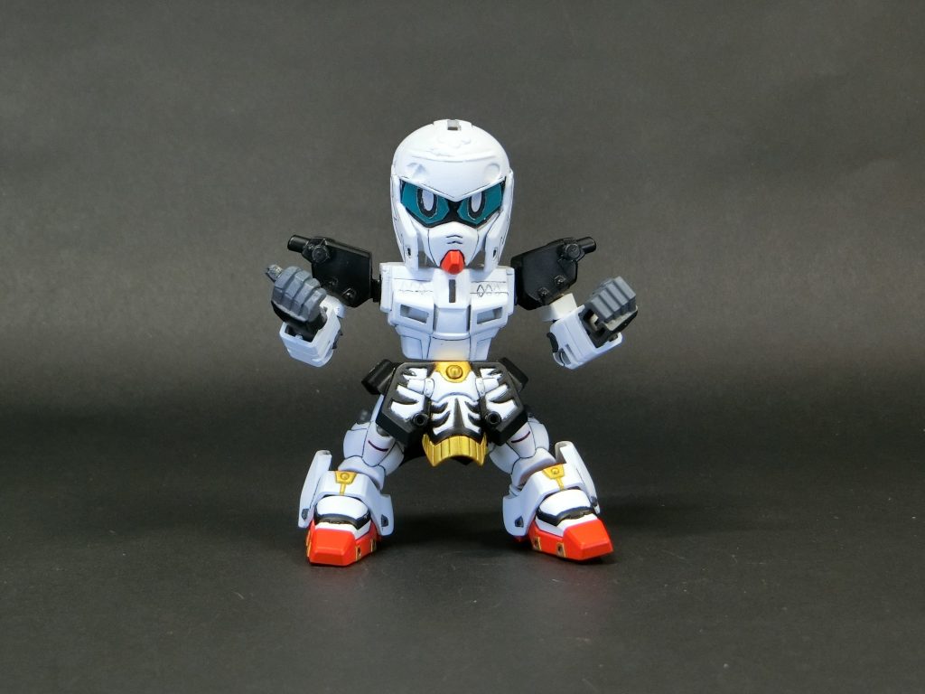 軽装モード、武者頑駄無の顔を複製して取り付けています。ヒジ関節を追加しているので、アクションも増えました。