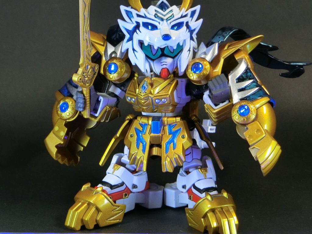 明るい場所では分かりづらいですが、ブラックライトで鎧の青と、目の緑が発光します。