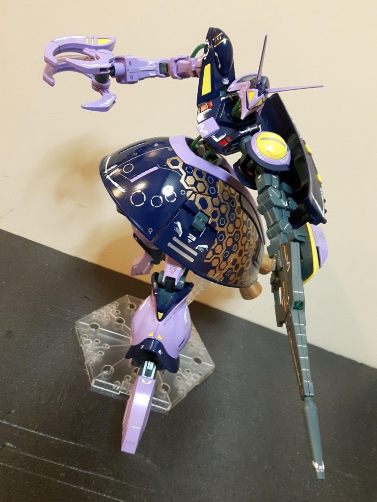 ピンク部分をガンダムカラーのMSパープルで塗装してます。