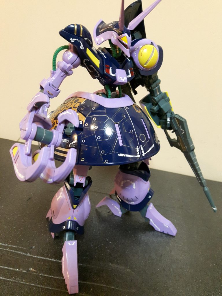 スカート部分はマスキングして塗装して左右非対称にしてあります。