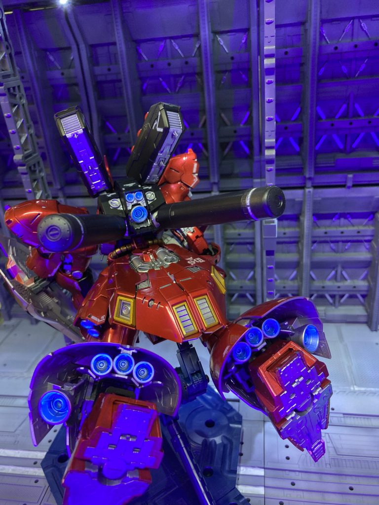 サザビーでます！スラスターは青白く光るよう塗装しましたがあまり光ってないですね。