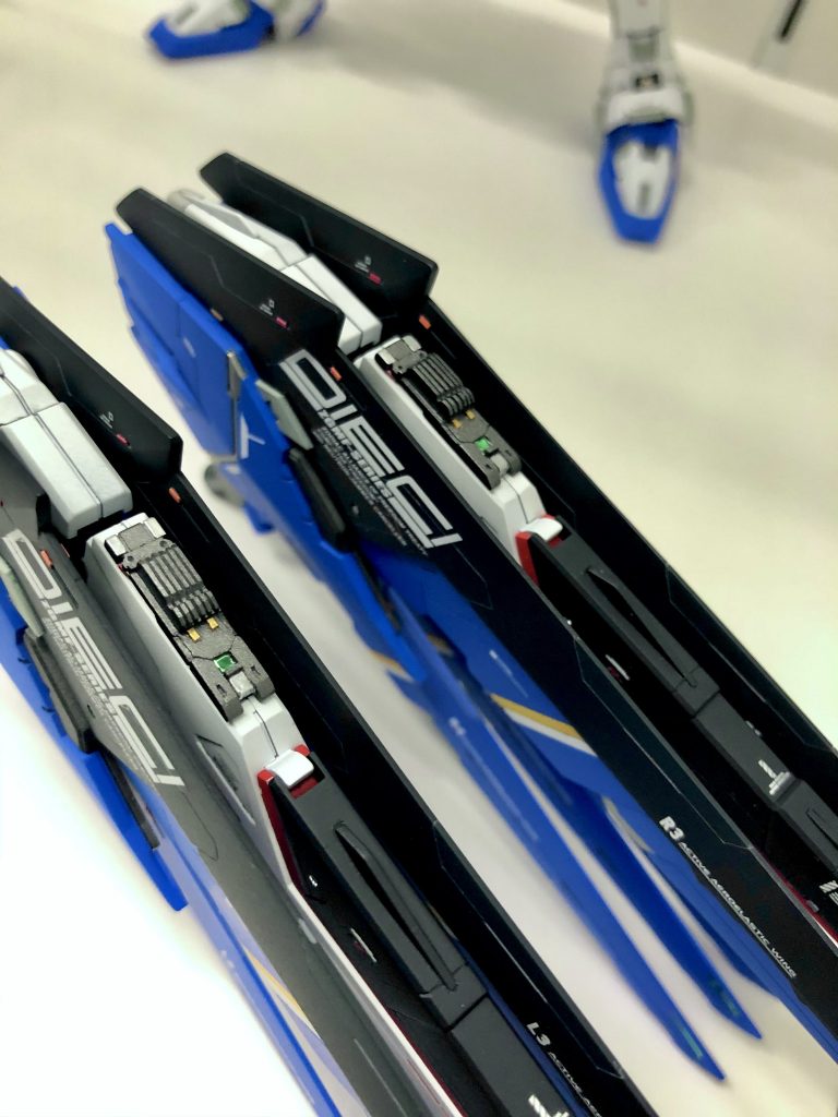 バラエーナはアレンジとして少し目立ち過ぎていた小羽根をカット。展開時の可動干渉もしなくなったので良かったと思います。切り飛ばした跡地には自作のディテールパーツをセット。ここにもセンサー処理(レジン)入れてますね。