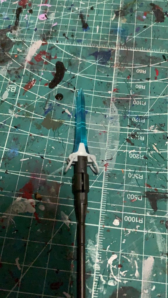 銀錫はコトブキヤのマギアブレードに鉄血武器セット、ビルダーズパーツを組み合わせて製作。