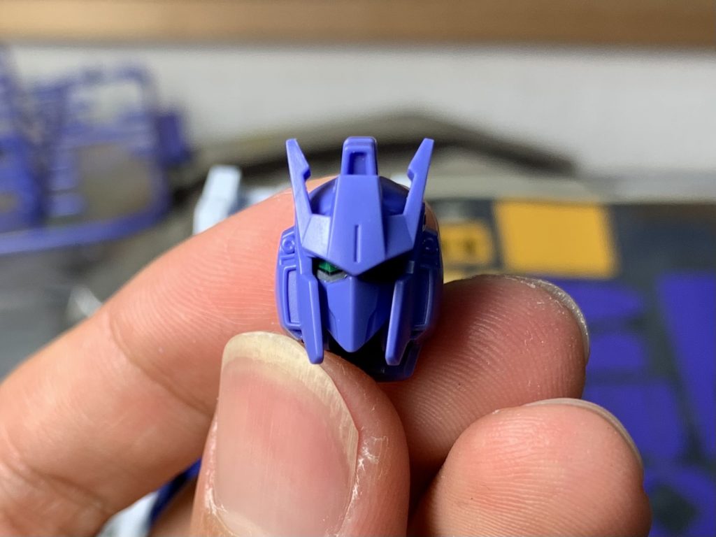 当初は百万式の余剰パーツであるデルタガンダムのアンテナ?を使おうと考えており、デュアルアイはデルタカイのものを使用していました。デュアルアイに関しては全く見えなかったので、νガンダムのシールを切り出して位置を下にずらすことで解決しました。