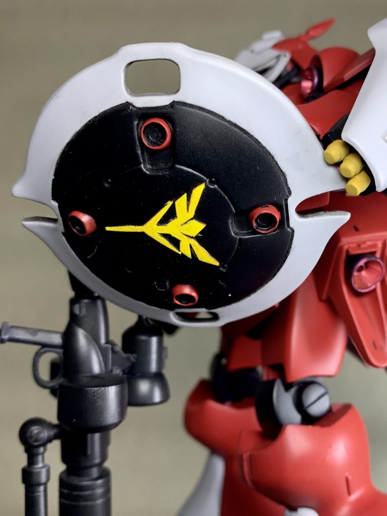 盾のネオジオンエンブレムはプラ板から切り出しました。