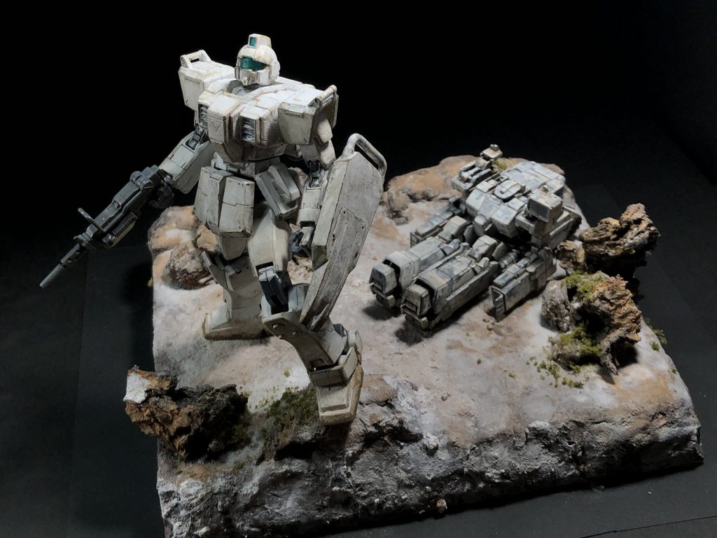 初ジオラマになります。『交戦して行動不能になった指揮官用ロトを同隊のジムが護衛中、友軍ヘリに発見された』みたいなシーンを想像して制作しました。自分の妄想を形にするのは恥ずかしいですね。塗装は全て筆塗りです。