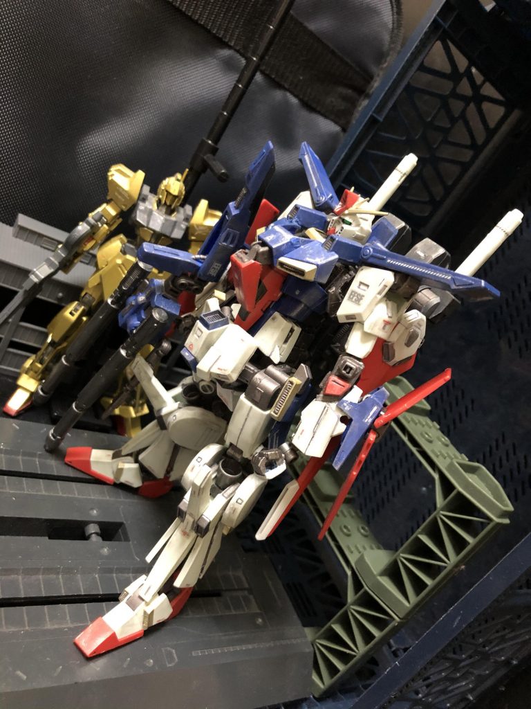 ジュドー「なになに?皆んな集まって何やってんのさ?」ルー「あら来たの、貴方達?」ジュドー「何コレ?新兵器??すっごいじゃんっ、新品じゃんか!?」モンド「うひゃー!こりゃあ高く売れそうだ!」ビーチャ「ばっか!オマエっ!ココで口に出すなよ!」エル「えー!?新品だっていうのに随分と汚れてない?」イーノ「それ言っちゃダメだよ。こうゆう塗装しか出来ないんだからさ。」ブライト「なんだオマエ達、こんな所に!?誰に許可を取った!?」アストナージ「ちょっとちょっと!急に集まりすぎじゃ無いですか?」ジュドー「ところでさ、コレって本編で急に飛んで来なかったけ?」oyz「ああ、たしか本編ではラビアンローズから、緊急発進して戦場で合体したからね。」ルー「えー!じゃあこんなトコに持ってきて、お披露目したらダメじゃない!」oyz「いいの!可変説明するんだから!」ブライト「アニメ本編?オマエ達は一体何の話をしているんだ?」ルー「ホラ、全然事態を把握してない人がいるんだから。」ジュドー「そういえばさ、アニメって言えば、アニメじゃないって言うけど、アニメだよねえ、どう見てもさ。」oyz「オイ止めろ!」ジュドー「主題歌でアニメじゃないって、おかしいじゃんか。」oyz「本編の批判はやめろおおおー!!」ブライト「何の話をしているんだ?」ルー「ややこしくなるから、キャプテンは、気にしないで。」