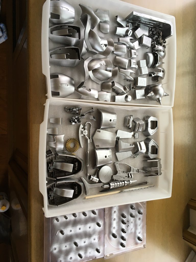 サフ→シルバー→各色塗装→エッジ中心に1500番ペーパーをかけて擦れを表現してみましたが、ちょっと控えめでした