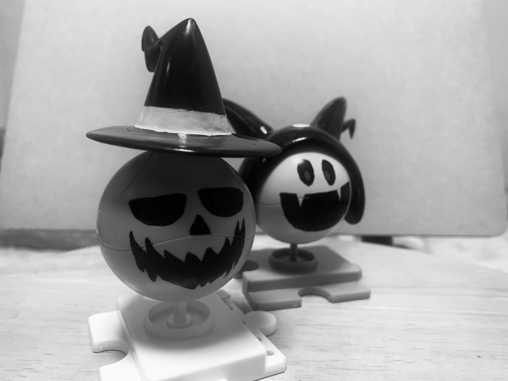 オバケっぽくモノクロ