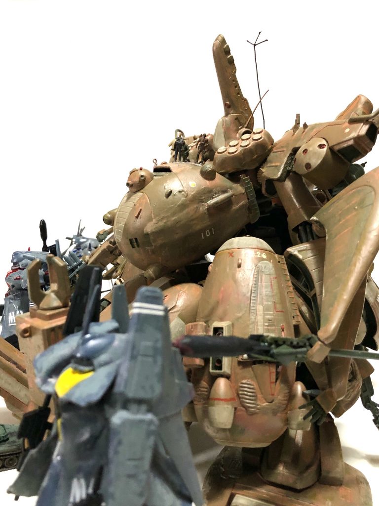 up胸部付近でパイロットとメカニックが何かやり取りをしている。そして手前のマラサイが子供の様に見えるほど大きさ。出撃前の慌ただしさが伺える。