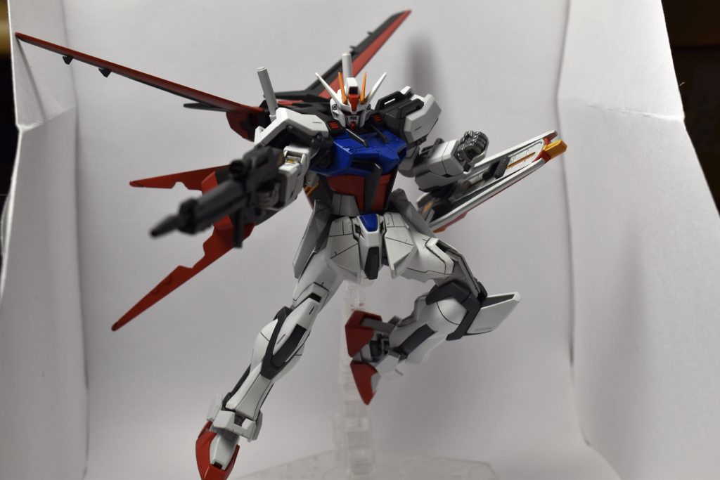 ライフルを構えたポーズです。