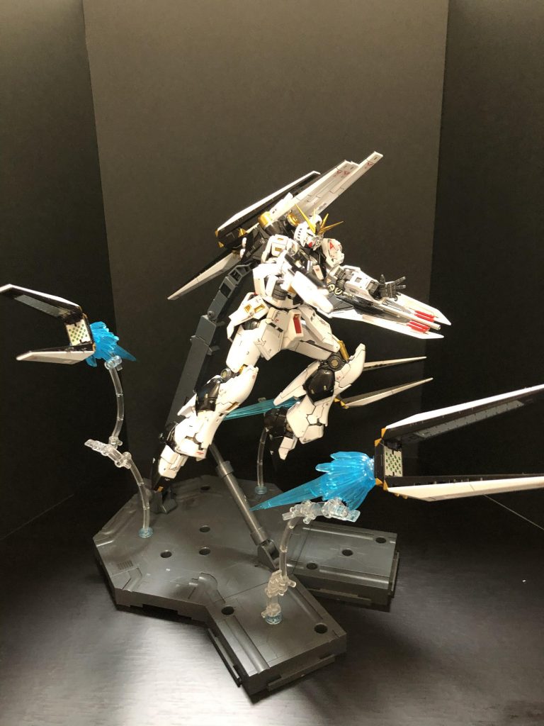 フィン・ファンネル:本機最大の特徴でもある無線式攻撃端末。開放型のメガ粒子加速器で、小型ジェネレーターを内蔵する事で高い威力を発揮した。大小3つのパネルで構成され、それらがAMBAC肢として機能する事で、従来型のファンネルよりも高い機動性を有する。複数のフィンファンネルを組み合わせる事で、バリアを展開する事も可能だった。