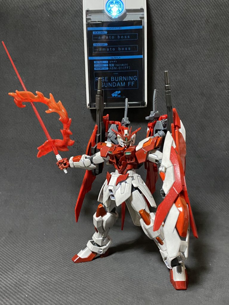 四肢を介し武装にも莫大なエネルギーを供給できるように…という設定で余ったエフェクトパーツにグラデーションをかけ塗り直しました。最大出力のビームサーベルは約10秒間で減退するためその都度シールドへ戻しチャージが必要、すぐに再使用はできないといったデメリットがあります。デメリット付きの一撃必殺ってロマンですよね…炎の剣が嫌いな男の子はいないと思っています(?)