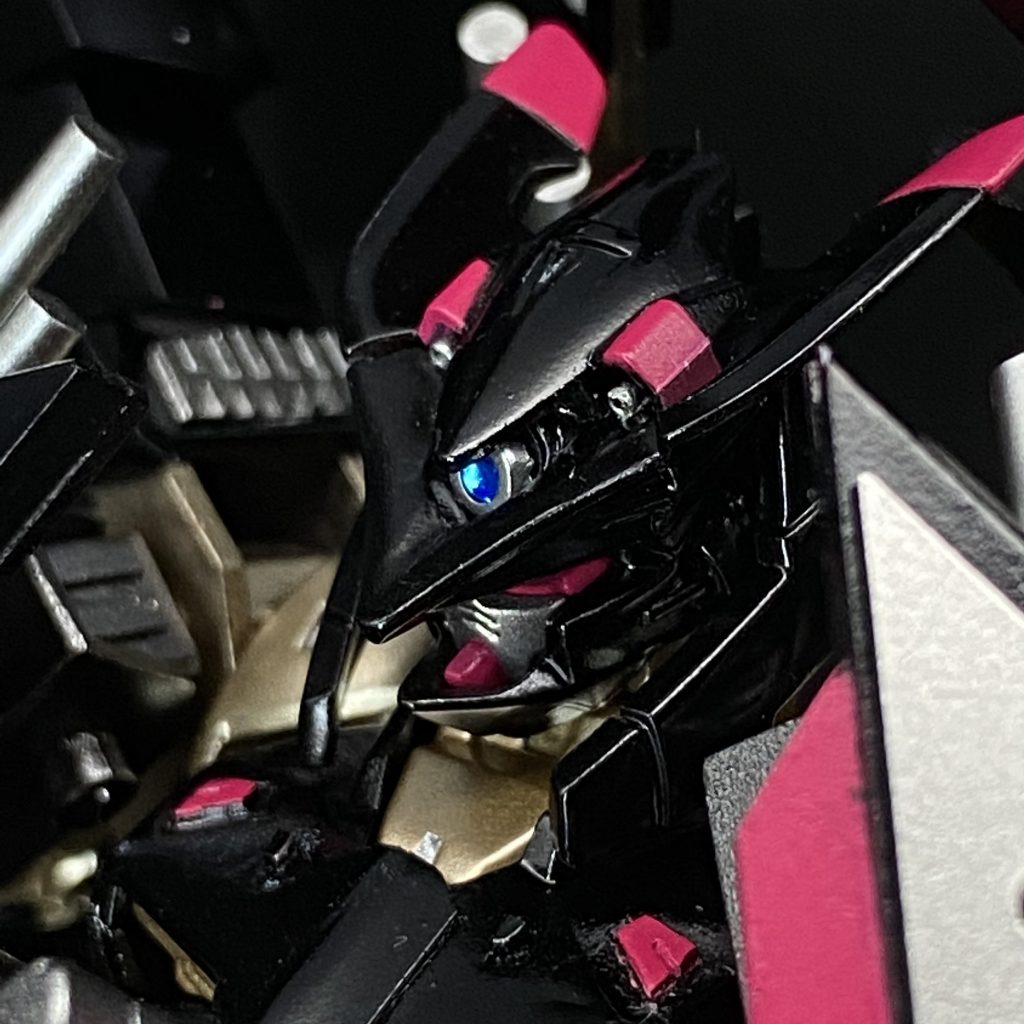 頭部アップ。モノアイは別パーツ化しました。