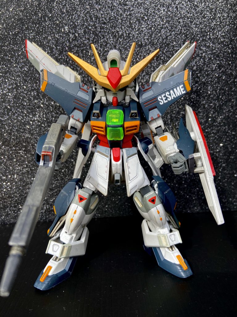 身長詰める以外は、顔しか手は入れてません。あまりに元の顔が、お太り系だったので、Gジェネダブルエックスの顔を切り離しヘルメット化し、SDCS陸ガンのフェイスを入れてます。大分男前になりました。アンテナはゴールドから軽くクリアオレンジです。