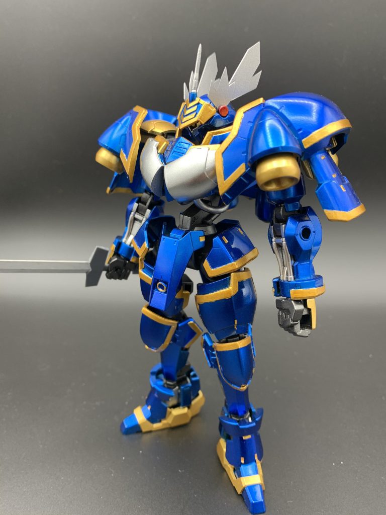 頭部のデザインを変更。装甲各部に0.3mmプラ板貼り付けてイメージチェンジ。脚部は脛を逆につけてシナンジュの爪先から踵までを採用。胸部は女性騎士イメージで乳鎧。