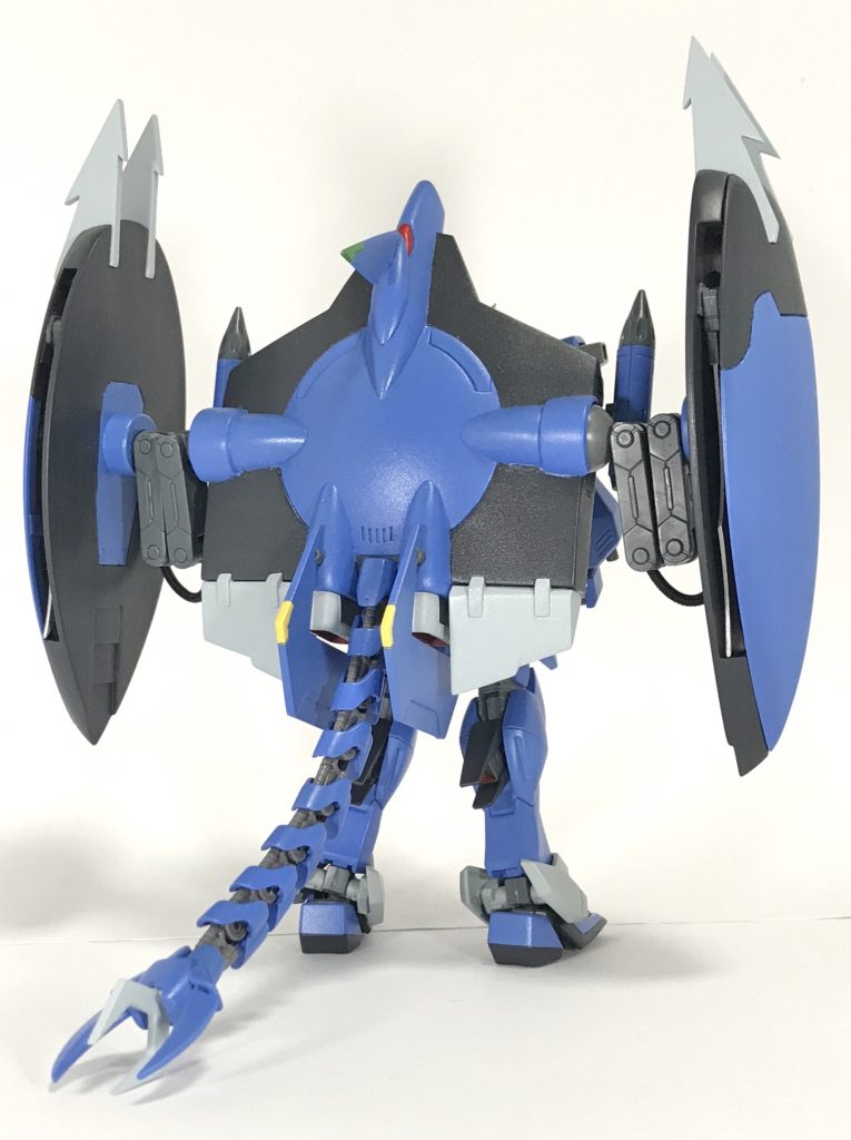 後ろからバックパックはキットを2個使用して、大型化。テイルエクステンションはリード線で可動します。