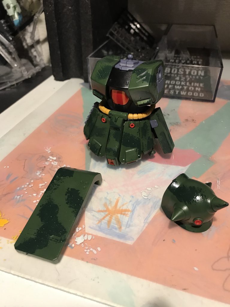 迷彩はいつものようにスポンジにつけて、スタンプするように柄をつけていきました。迷彩パターンには参考にしたものは特になく、思うままにスタンプしています。