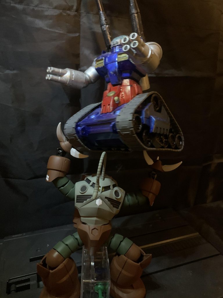 RX-75式戦車も軽々持ち上げる馬力。(支え必須)