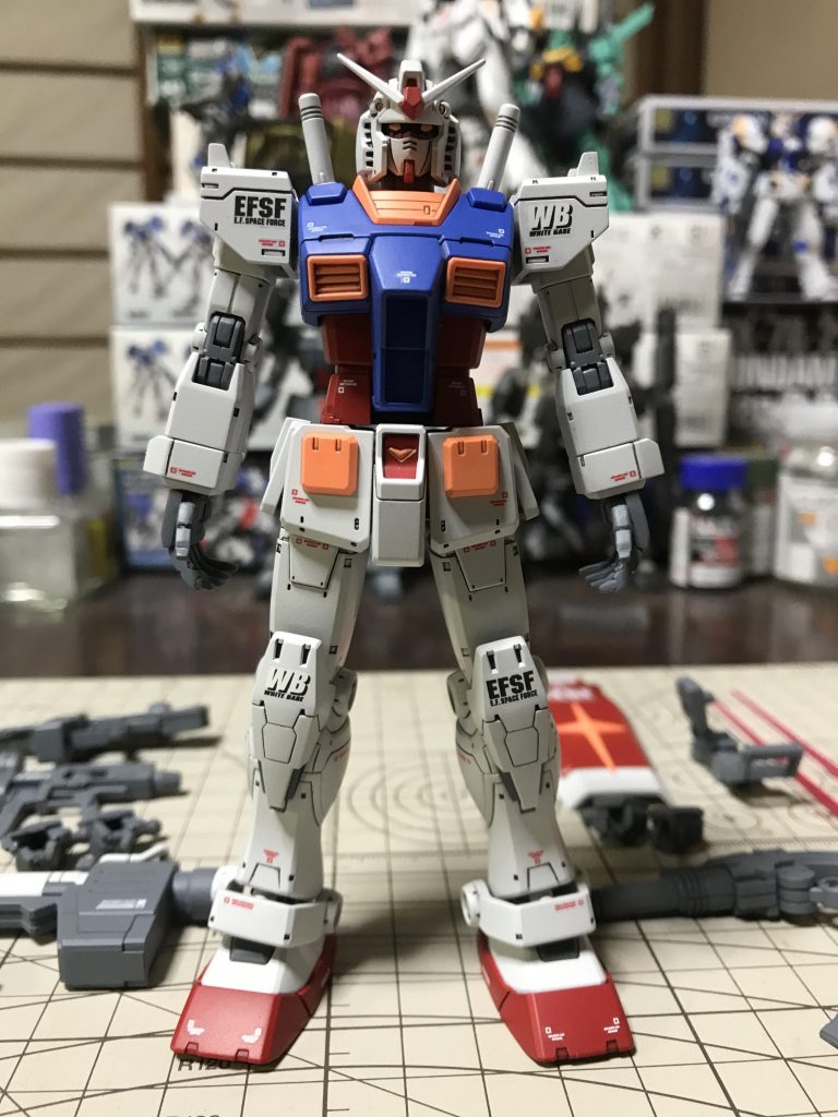 重厚感あるスタイル、ほとばしるパトス?言うこと無しの素晴らしいキットで御座います。   文句の付け所の無い完成度に拍手を贈りたいです。「バンダイさん、ありがとーう!」