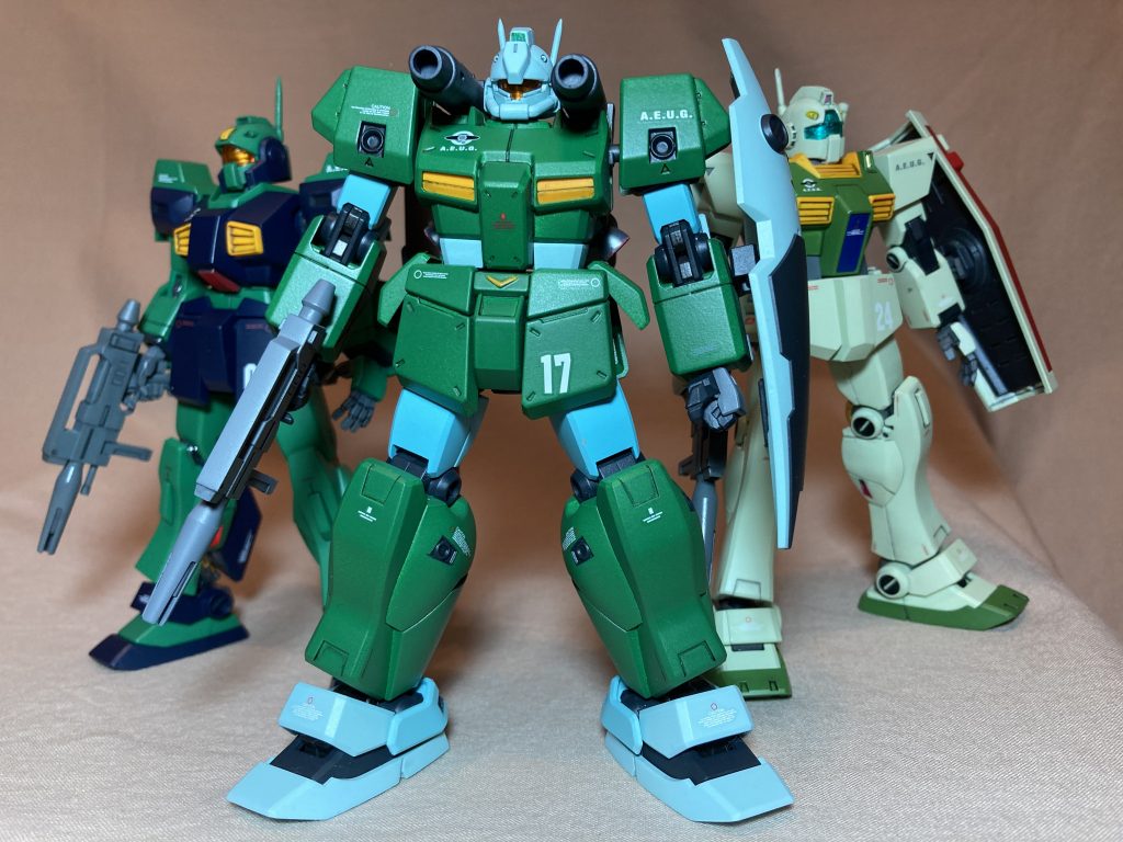 我が家のエゥーゴ3機小隊。最初はジムⅡを買って移植しようと思ったのですが、近所には売ってませんでした…。