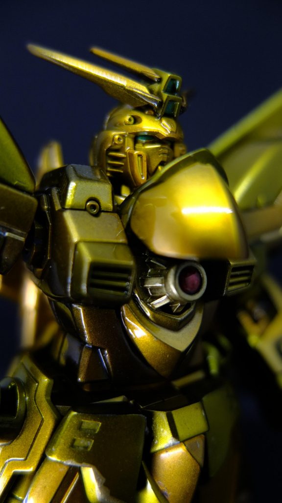 カメラアイやセンサー類のメタリックカラーは普通にガンダムマーカーですがウレタンクリアーしたらこの通りピカピカに恐るべしウレタンクリアー