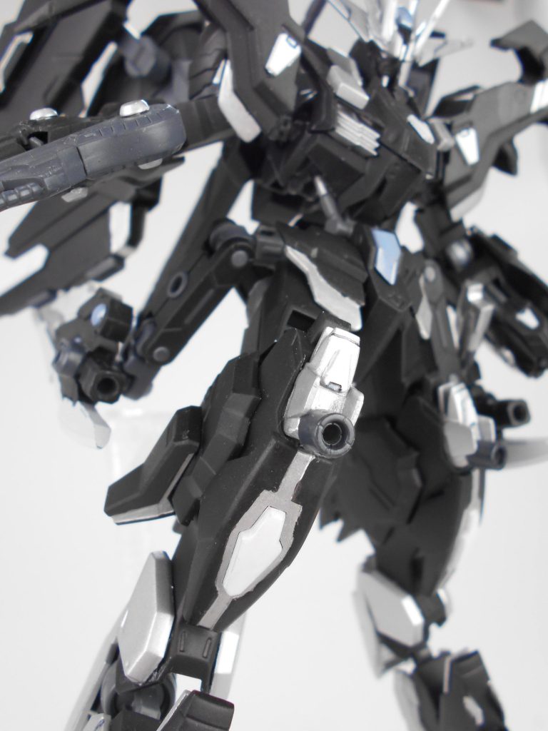 膝ビームガン・「アフェス」。膝部にビームガン銃口を追加しました。威力はビームライフル程ではないですが、連射速度を重視していめす。「アフェス」はギリシャ語で「淡月」のアナグラムです。