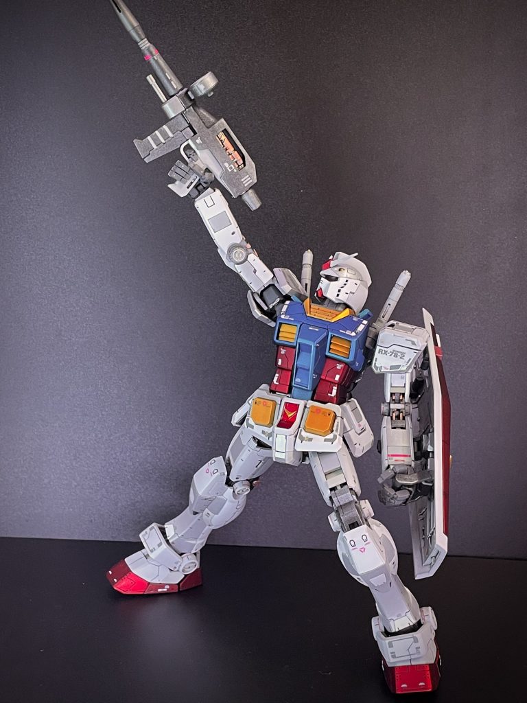 「(妻の)おかげさまで寝室に塗装ブースを置けるようになったし、スジボリ、ヤスリも追加だっ！」マイクロプラスチックが寝室の宇宙(ソラ)を舞う。なんかニュースで問題になってたようだけど、扇風機の風に乗って卓上スタンドの光が照らされキラキラ。素敵だから多分大丈夫です。