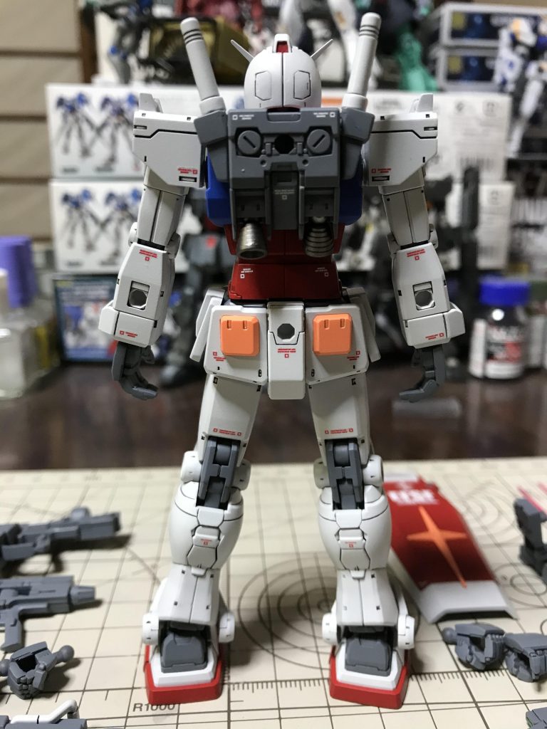 背中も素敵です。カッチリした面構成がとても心を揺さぶります。凄いぞバンダイ(私はバンダイの回し者ではありません、たぶん)