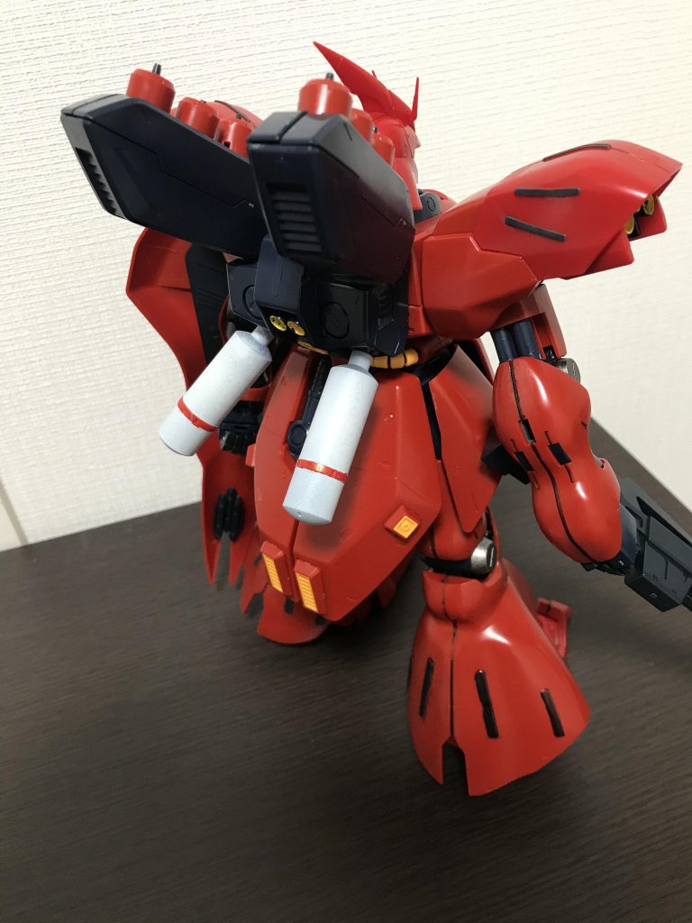 プロペラントタンクだけ白く塗りました。本当は紺色のままっぽいんですけど、やっぱり一色だと地味です。ガンダムマーカーのホワイトは隠蔽力が酷いと聞いた覚えがあるんですが、全然そんな事は無かったですね。少し灰色がかってますが。