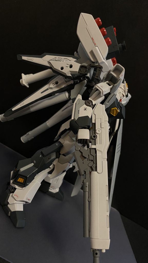 脚部にスラスターを追加、バックパックにブレードファンネルを装備。手持ちブレードとしても使用可能。シルエットをHi-νに近づけたいと…。