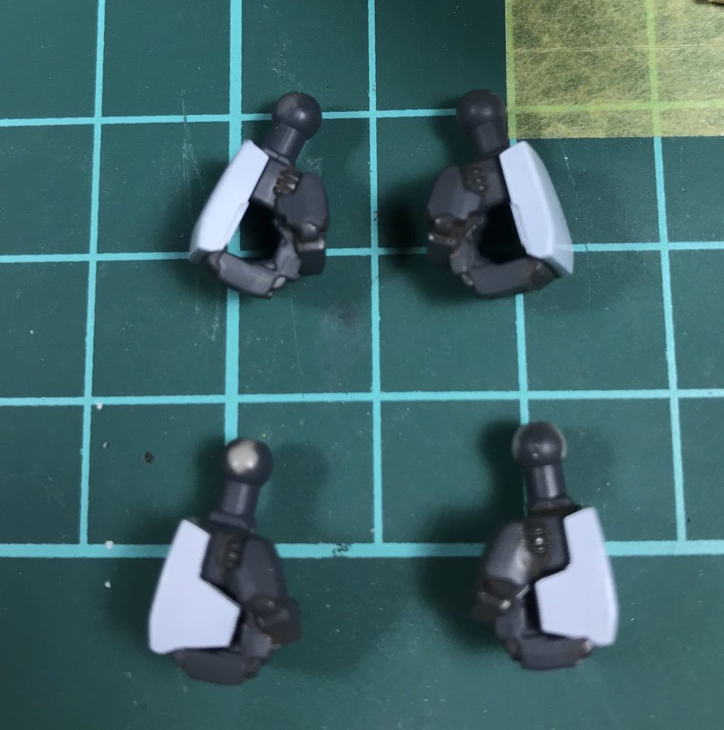 握り拳パーツです。甲のパーツにプラ板を貼り足して整形することで、グッと握り込んだ風に見せる加工を行なっています。拳パーツ側には加工をしないので、比較的簡単に短時間で出来る加工で効果も得られコスパが良いと思います。