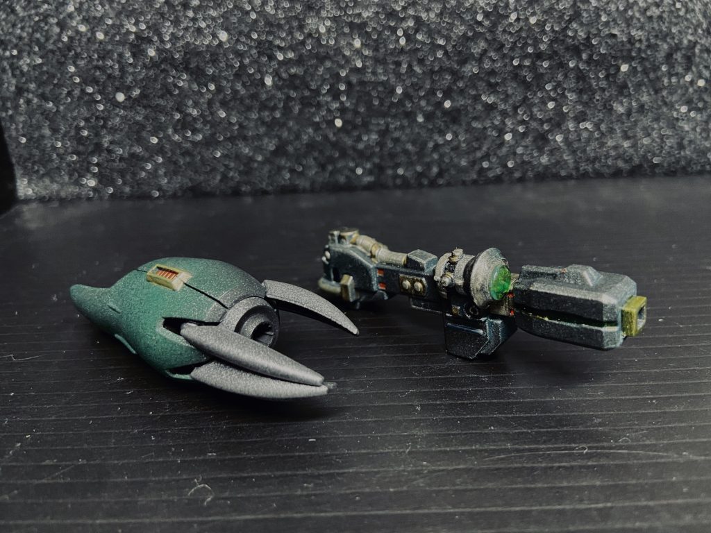 アーム類はこんな感じに。ブラスターアームは全体的に部分塗装+クリア塗装したHアイズを追加。弐瓶勉先生 BLAME!のサナカンさんや珪素生物あたりっぽくて予想以上に好きな感じになりました。ちなみに元はSDシャアザクのビームバズーカです。クローアーム。フックはいずれ作ろうかなぁ。ズゴックEから手を拝借。ディテールプラ板するか悩みましたが、あまりに元のデザインが完成されているので、蛇足になりそうで無改造です。素晴らし過ぎる、ズゴックE。笑 塗装は砂吹きメタリックグリーンから、砂吹き艶消しブラック、砂吹きシルバーです。金属感が出て好きなんです、砂吹き。