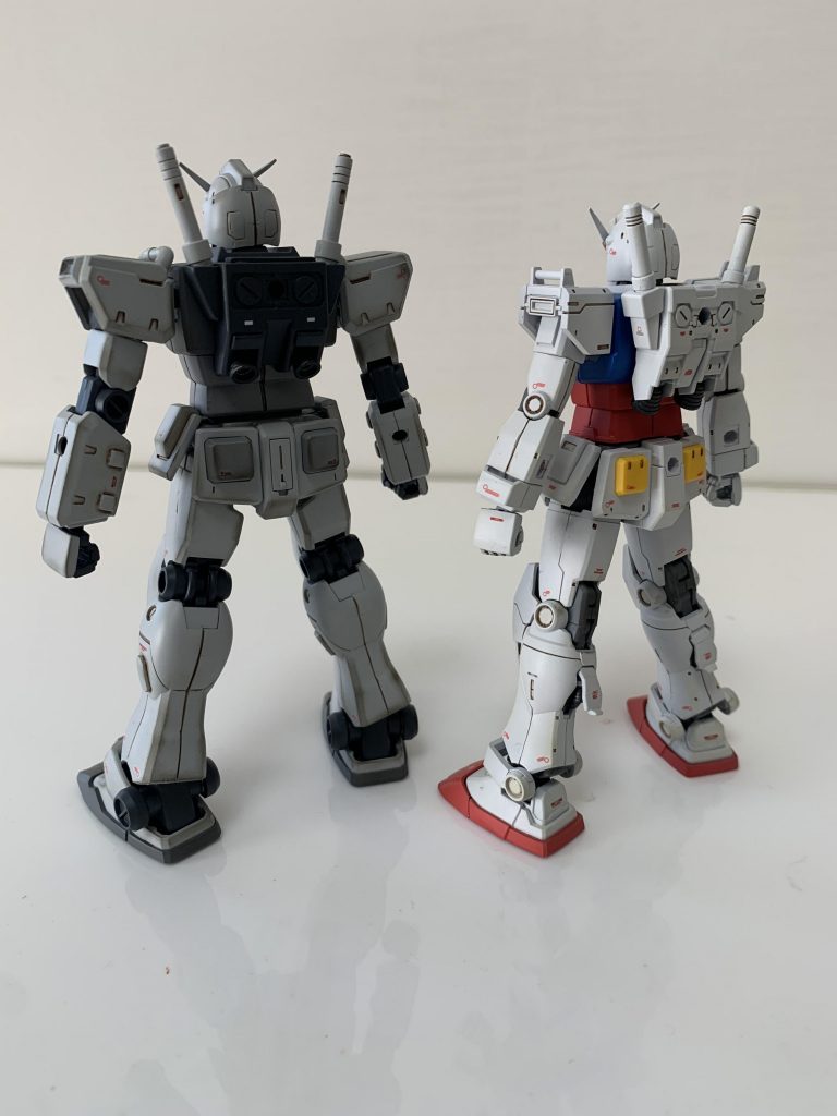 背面からの比較。肩とふくらはぎ(ダム機構?)部分がかなり厚みが増して、ごっつくなりました。