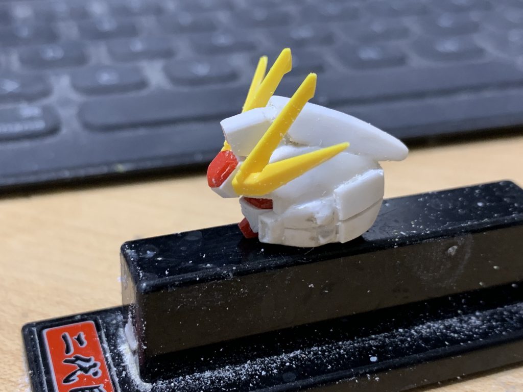 加工前の撮り忘れてしまったのですが、後頭部が短かったので瞬着パテとプラ板で形状変更。