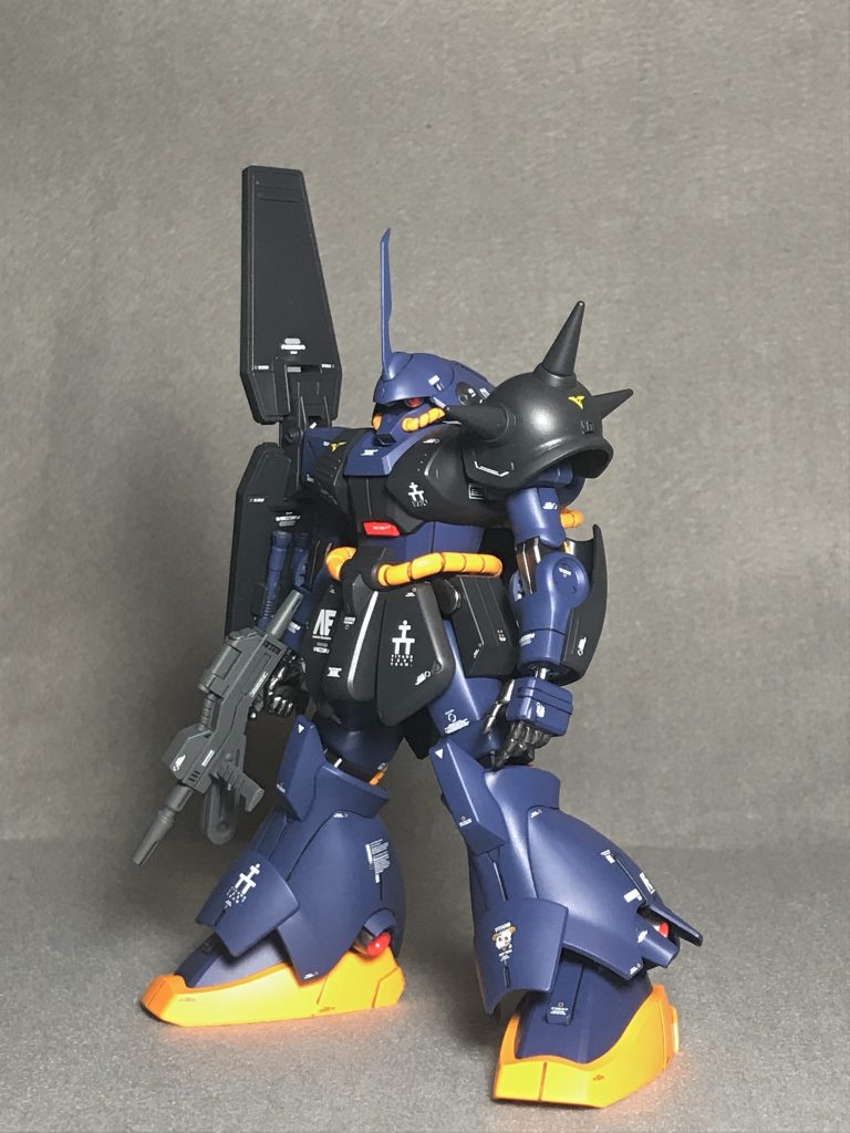 フロントショット基本的にストレートで合わせ目消して、モノアイを可動化させたくらいです。クウェルやヘイズルといったティターンズのMSたちと並べた時の共通点を持たせようと思い、胸部(腹部?)の一部をレッドで塗り分けました。