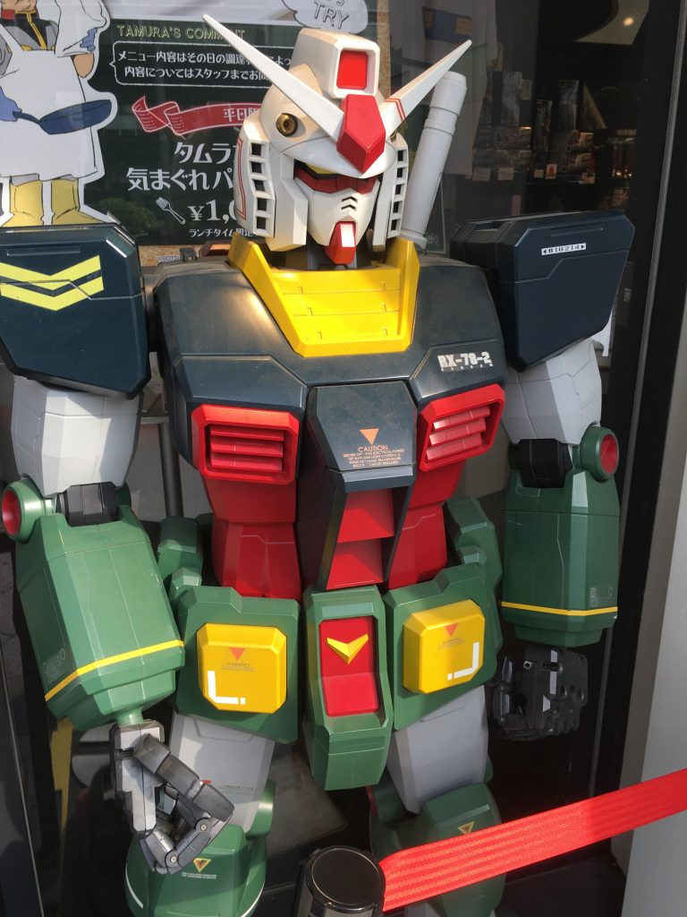 　おまけ。今回の製作の参考にした1/12ガンダム。2018年に撮影したもので、当時ガンダムカフェの店頭で店番をしてくれていました。秋葉原のガンダムカフェは現在改装されたため、このリアルタイプはもうありません。　この緑の色合いに悩んでいましたが、ボークスの店頭で直感的に選んだファレホのディープグリーンを使って正解でした。 