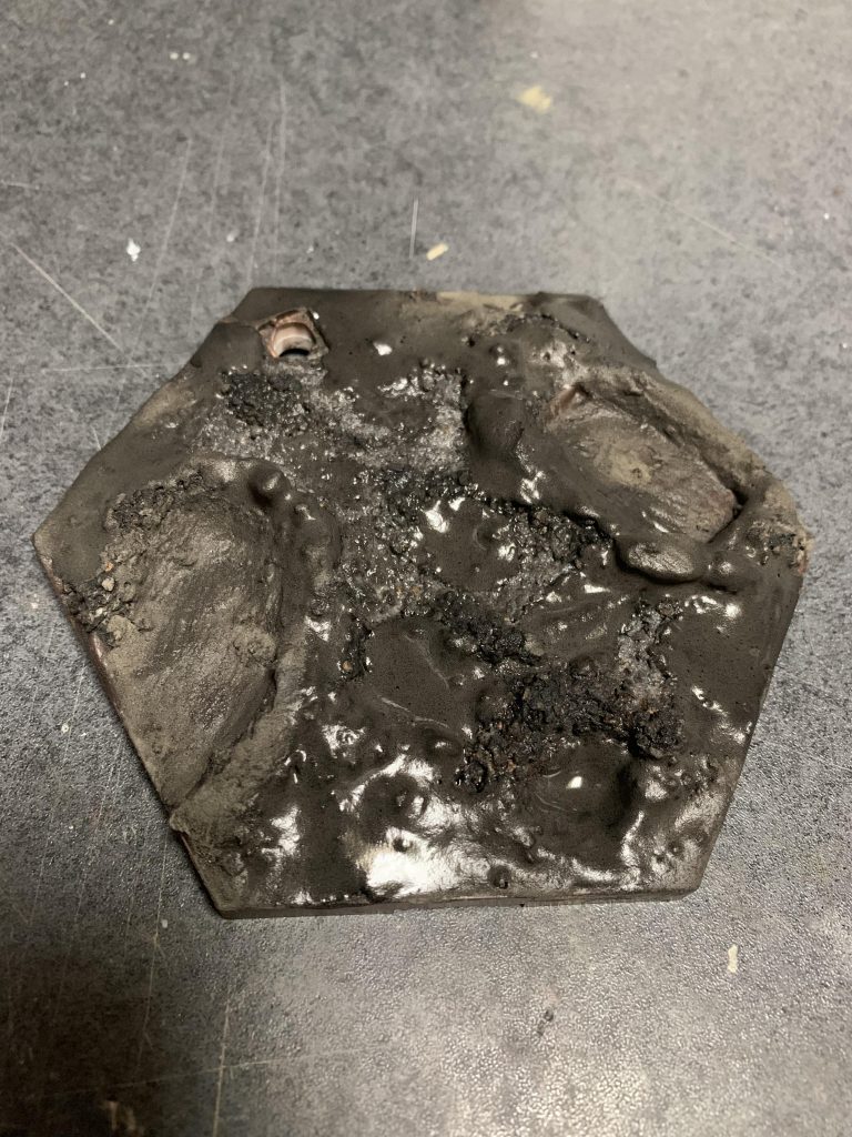 乾いたらふわっと軽い粘土を水で溶いて塗布