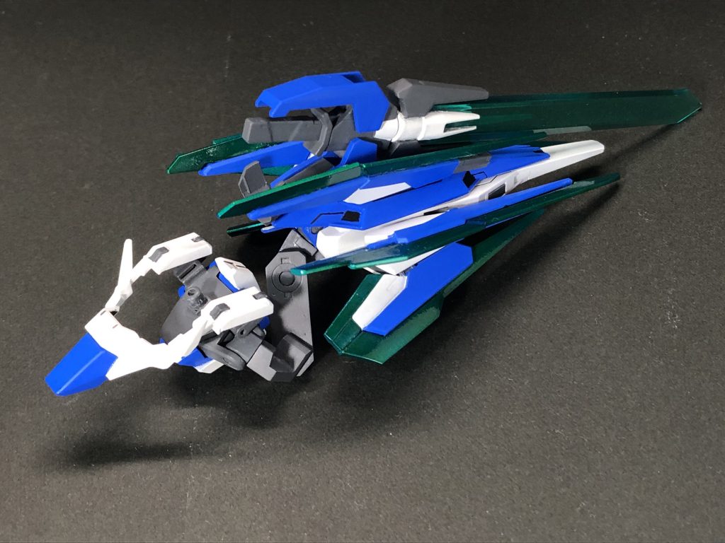 型式番号:GNF-004    ドラグーンバーストパック本パックもサテライトライザーパックと同様に太陽炉が一基搭載されており、このパックを装備したスカイフリーダムはツインドライヴとなる。これまでの3パックと同様にフュージョンブースターとの合体が可能だが、本パックはパック単体での独立行動が可能で、分離状態でもスカイフリーダムの戦闘支援を行うことができる。