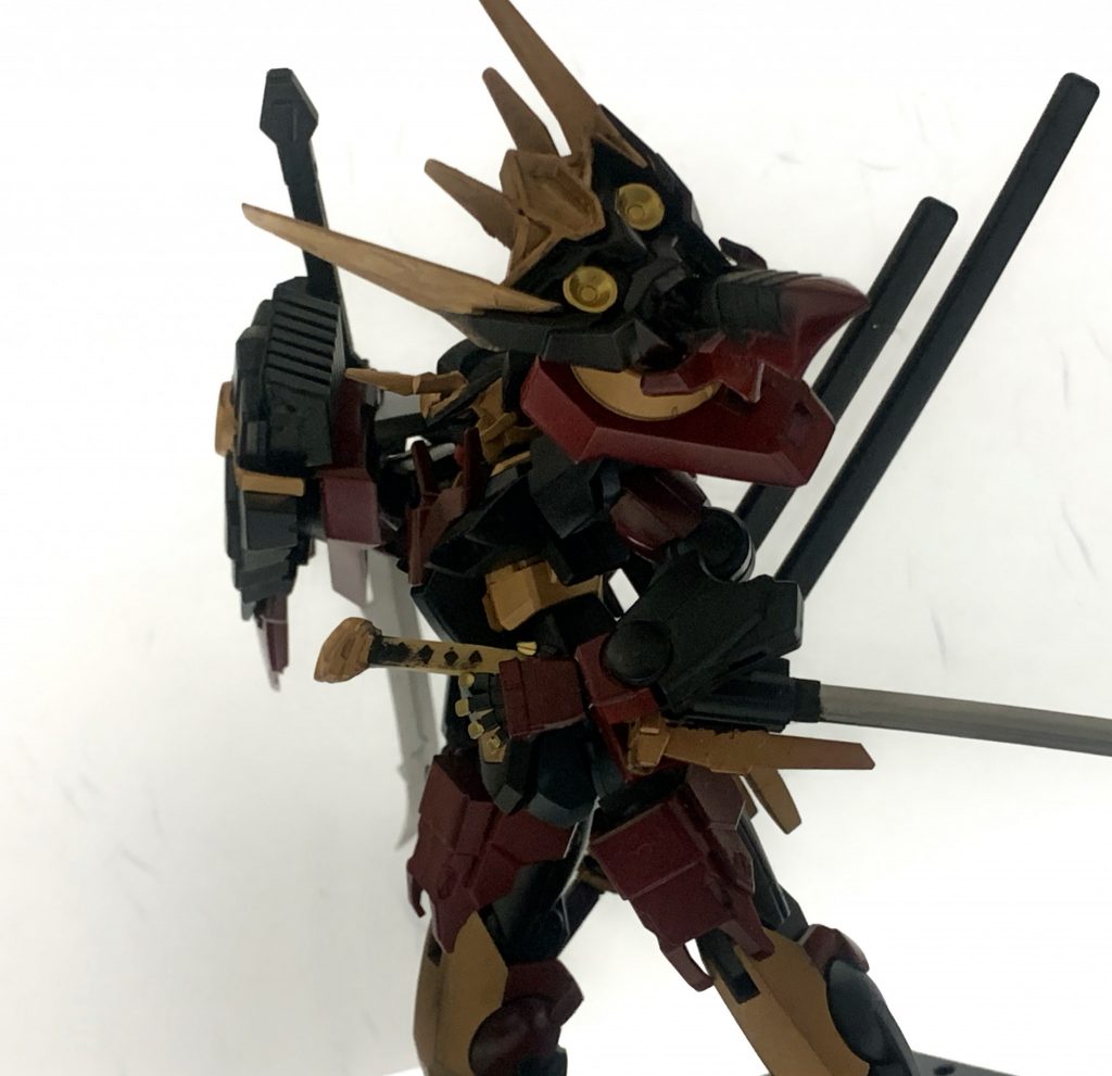 鬼といえばやっぱりこれかなと思い、左肩のGN貯蔵タンク部分に戦国アストレイのシールドを顎の角度を調整して接着しています。