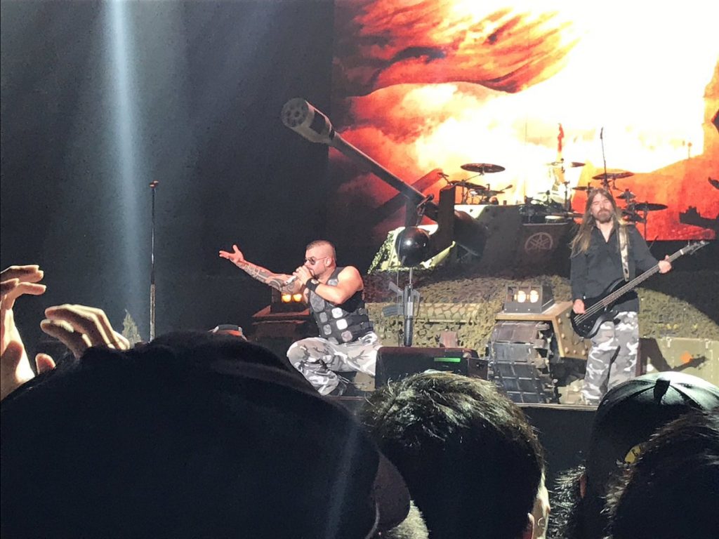 また、HN:鯖豚定食の元ネタである、スウェーデンのメタル・バンド:SabatonのLiveでは、戦車が登場し、Youtubeには、『ガールズ Oンド パOOo-』(ガ〇パン)とのコラボ動画が、色々うpされています。https://www.youtube.com/watch?v=IUu4pE2f4K8