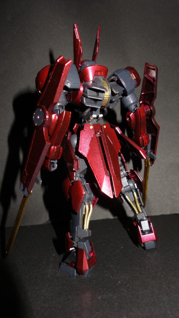 エイハブ・リアクターは皆さん金だったり銀だったり色んな色で塗ってらっしゃるのですが今回はカラーバランスを考えて金を採用してました。