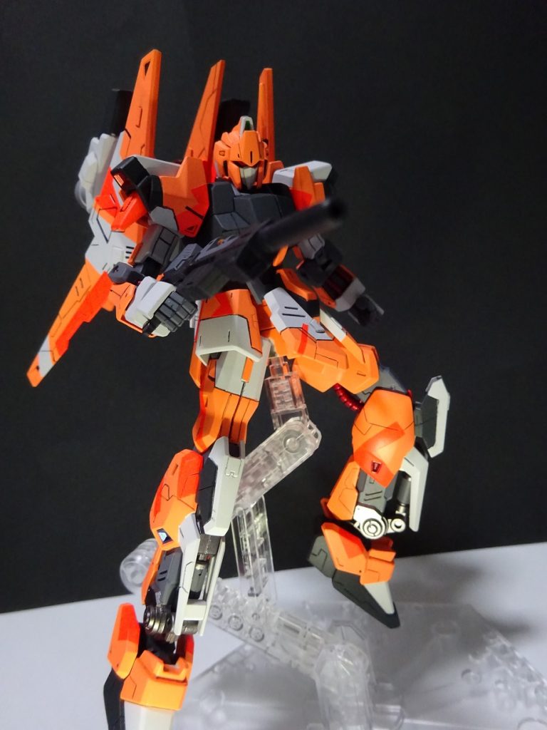 追加バインダー以外、今回は特に武装面での追加はなし。当初はバインダーからクレイバズーカをアーム接続・・・など考えはあったものの技量不足で実現できず。ガトリング砲とかも候補にあったんですが、追加バインダーで手一杯。