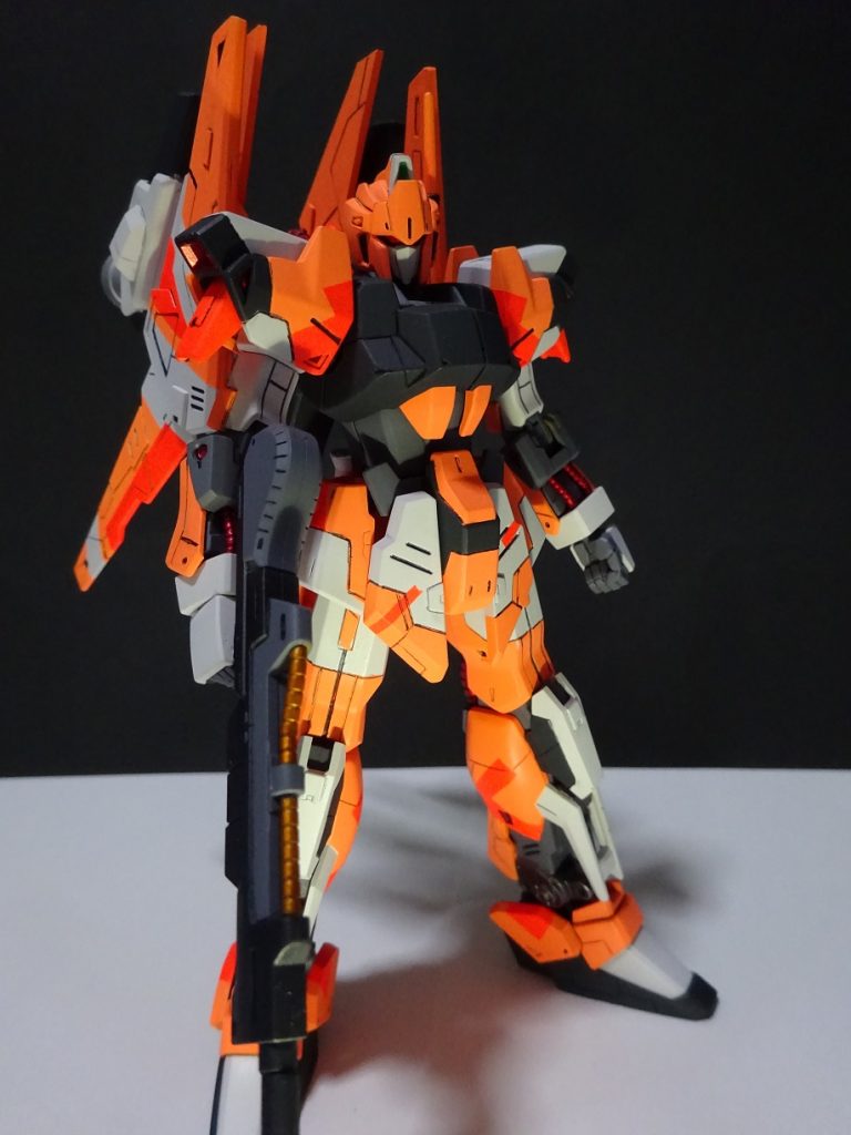 塗装については久しぶりにアクリルラッカー塗料に、ガンダムマーカーエアブラシでの部分塗装。今回オレンジ、暖色系というあまり自分の中にない選択。途中、思った色にならずうすめ液を用いた塗料剥がしからの再度サフからの吹きなおしと非常に苦戦を強いられました。当初グレーサフを下地に塗装したものの、思った色にならず。メカサフだとだめだ、ということでガイアノーツ「EVOホワイト」で塗りなおした結果、しっかりと蛍光オレンジが映える形となりました。オレンジという選択自体は、実は2作前のディジェ~のあたりで一度候補に挙がったもののリベンジ。この製作期間中にもいろんな方の「金色」での作例を見て、かなり心が揺らぎながらも予定通りのオレンジとなりました。