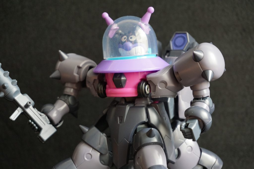 胴体をノコで２つに割ったのち、ばいきんUFOの側面に沿ってR加工を施し、エポキシパテにて接着してます。