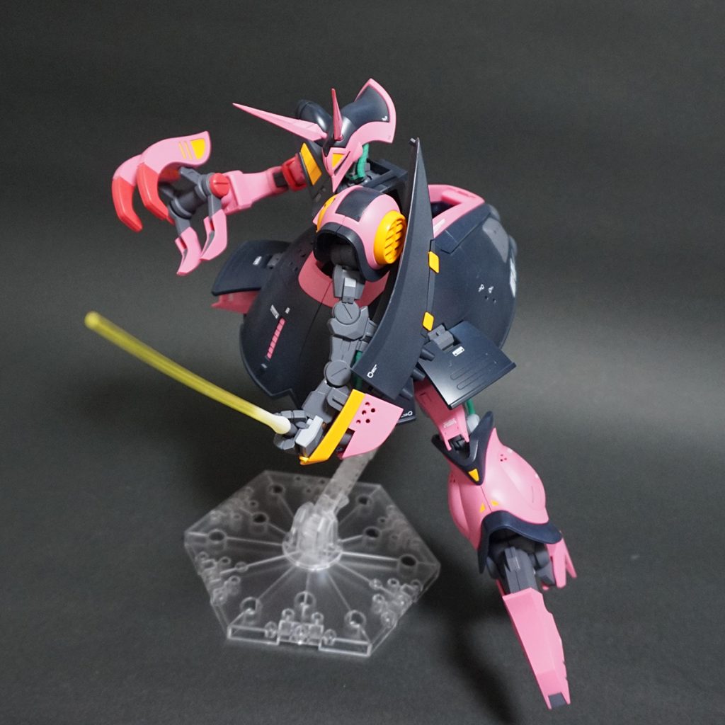 ビームサーベルを構えて