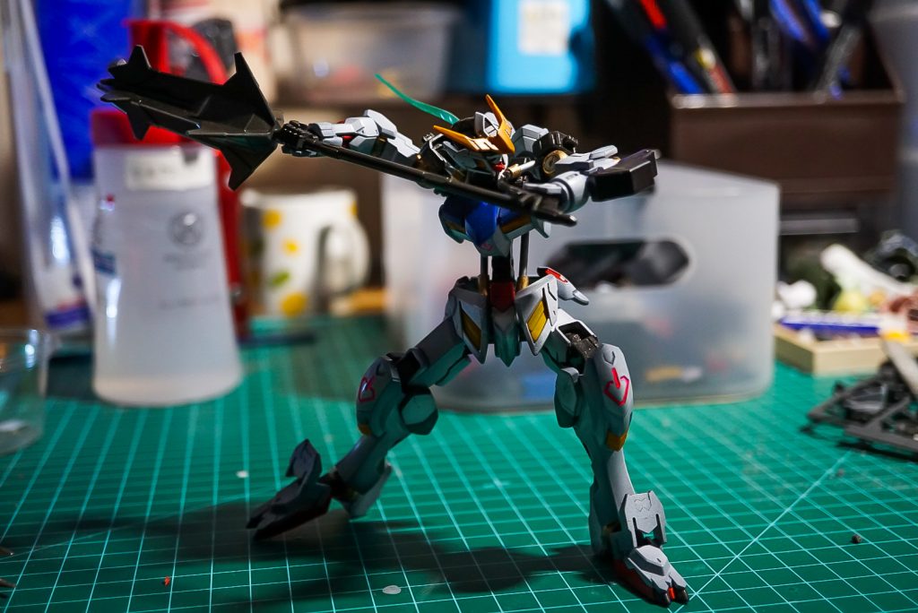 バルバトス単体有識者の方は一部を見て違和感を覚えるでしょう、お察しください妖怪パーツ隠しに合いました(›´ω`‹ )眼光の他に、ポージングをいじる為に腹のフレームをガンダムフレームの腕に変更、肩と肘にもパイピングを施しましたシーンに合わせて暗めのトーンにしたかったので白装甲部はミッドナイトブルー→グランプリホワイトで薄めに塗装しています